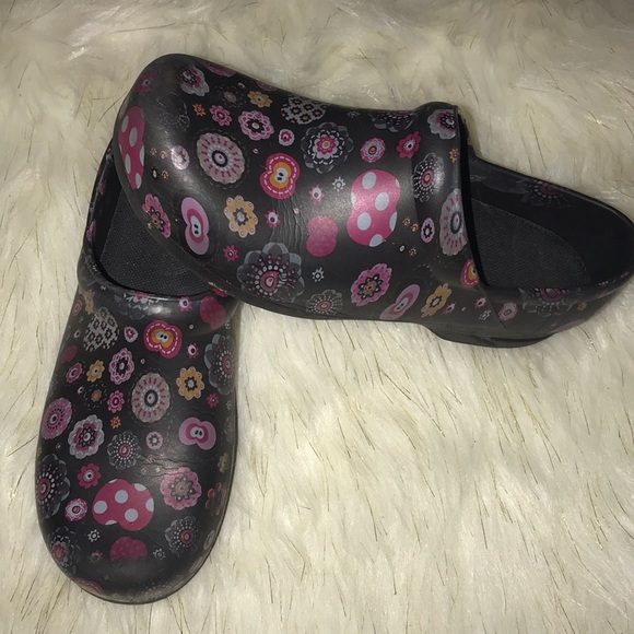 Women’s Clogs - Picture 3 of 4
